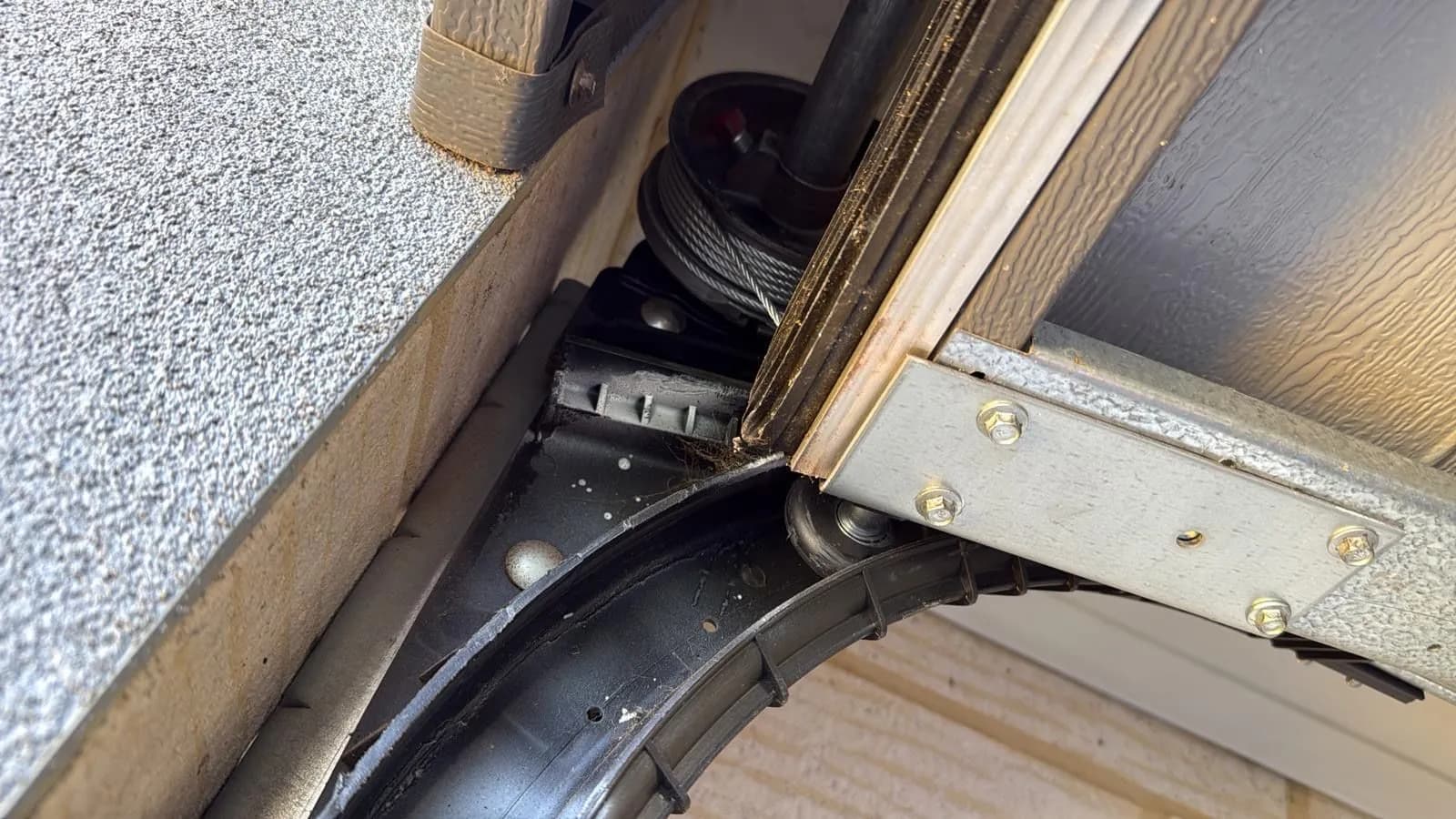 Close-up of the new galvanised bottom bracket and cable on the opposite side of a sectional garage door in Spearwood, Perth Close-up of the new galvanised bottom bracket and cable on the opposite side of a sectional garage door in Spearwood, Perth